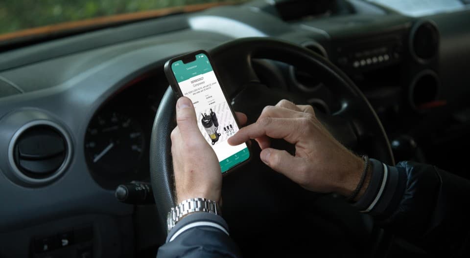 Instalater traži rezervne dijelove