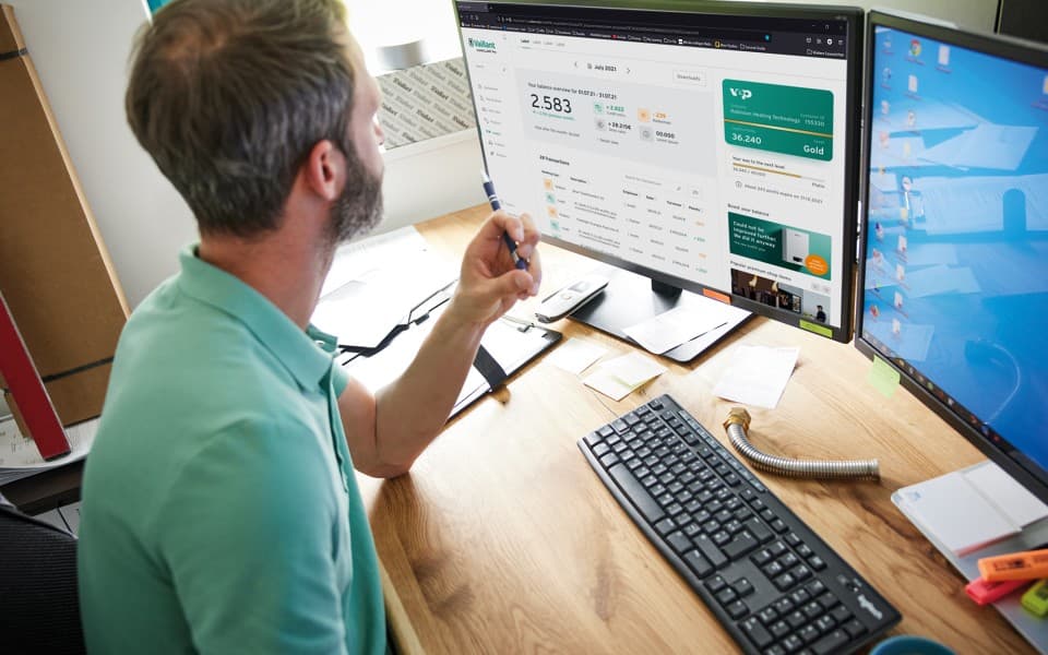 Instalater sjedi ispred računala